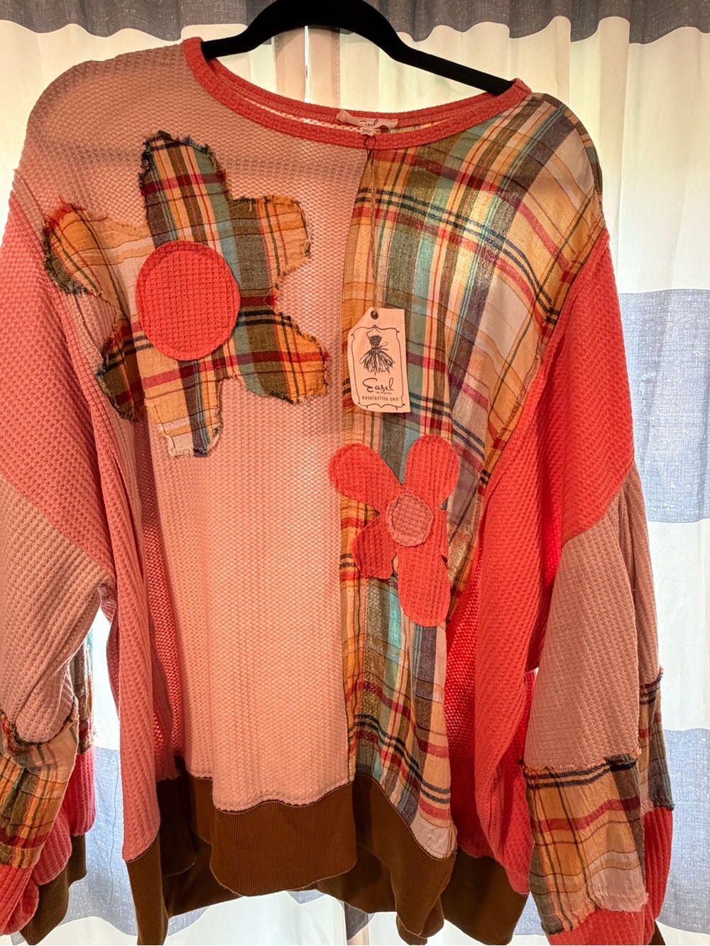 easel Coral & Plaid Floral Appliqué Pullover